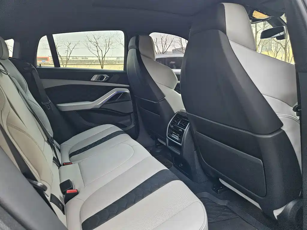 BMW X6 M 2023 — фото 10