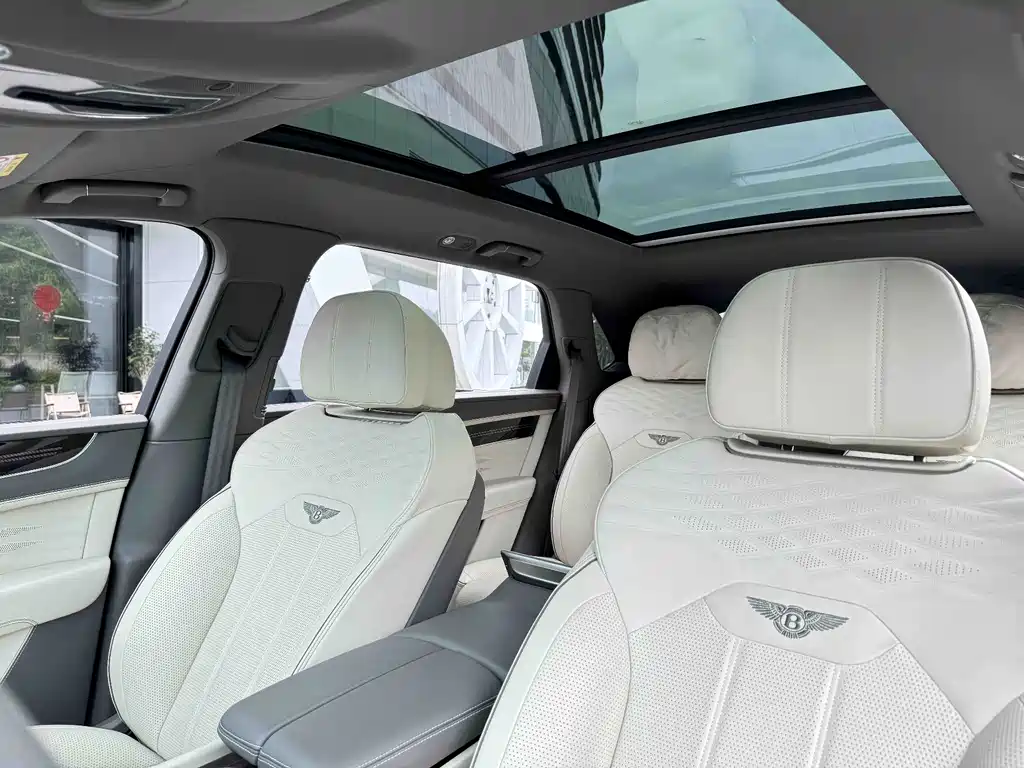 Bentley Bentayga 2023 — фото 16