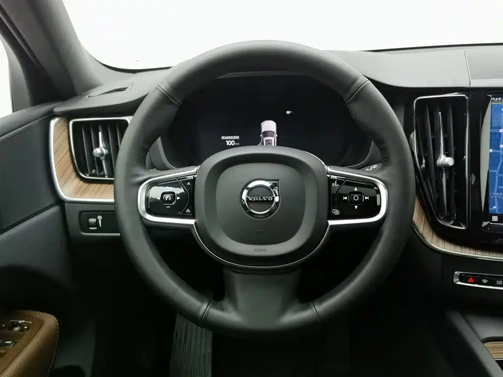 Volvo XC60 2021 — фото 11