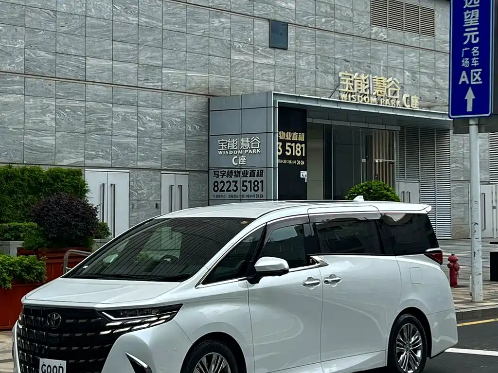 Toyota Alphard 2026 — фото 1