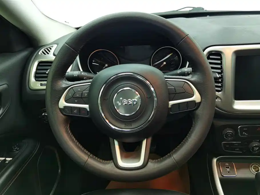 Jeep Compass 2017 — фото 15