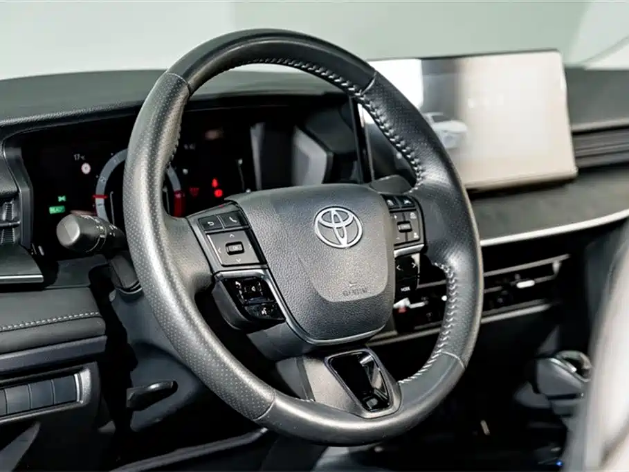 Toyota Camry 2025 — фото 11