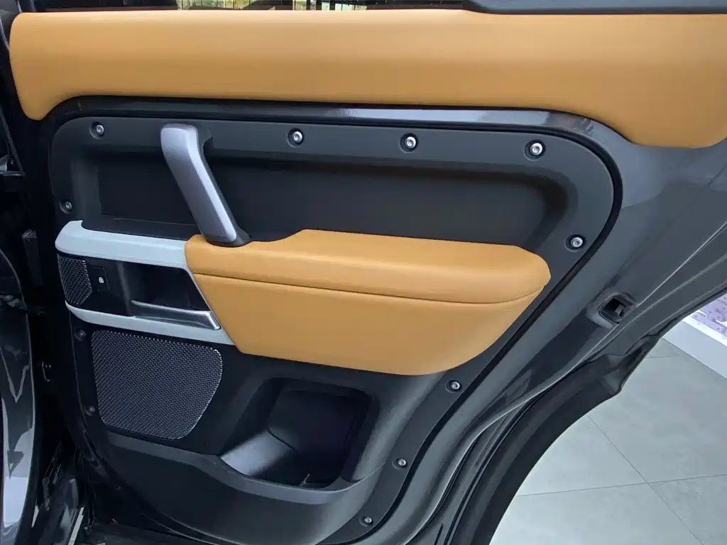 Land Rover Defender 2024 — фото 24
