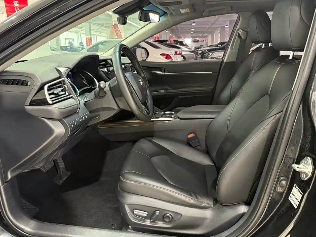 Toyota Camry 2019 — фото 6