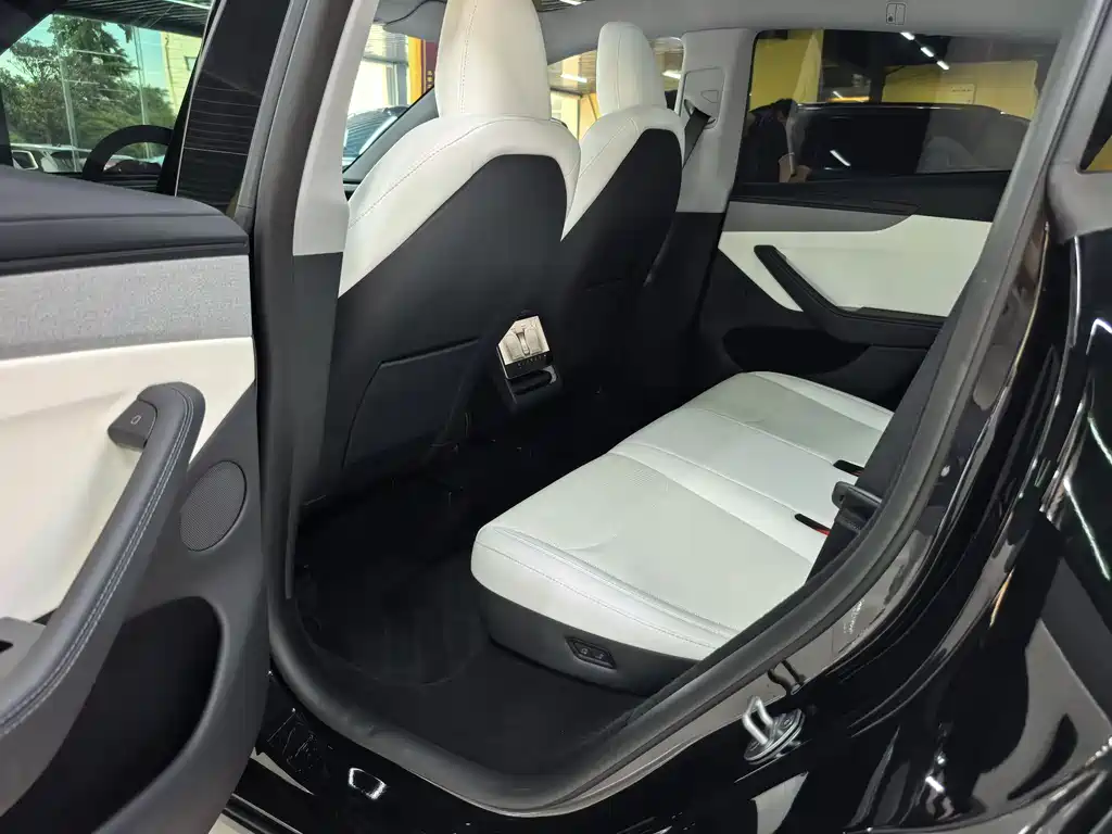 Tesla Model Y 2025