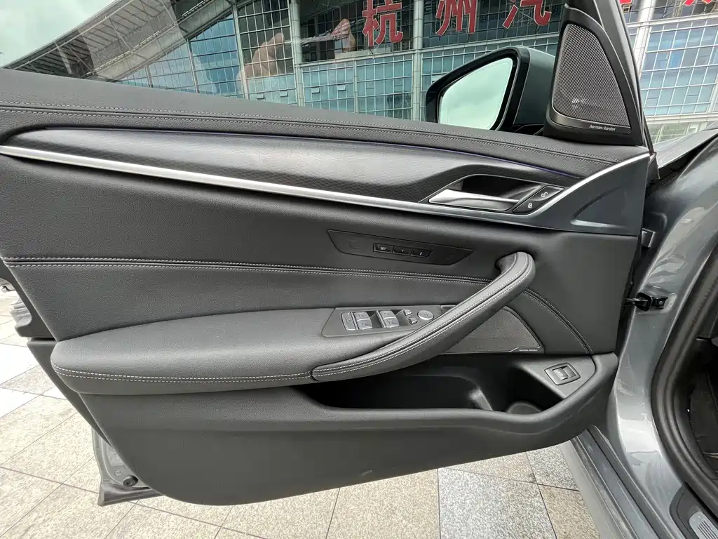 BMW 5 Series 2023 — фото 17