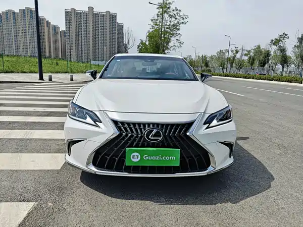 Lexus ES 2023