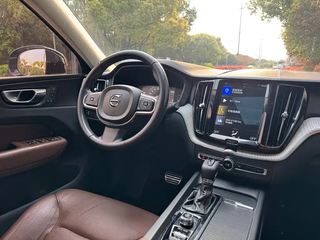 Volvo XC60 2019 — фото 12