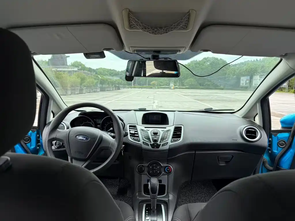 Ford Fiesta 2014 — фото 10