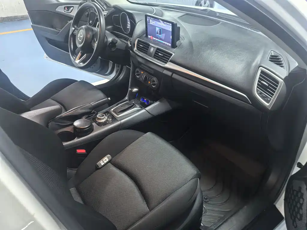 Mazda 3 Axela 2017 — фото 11