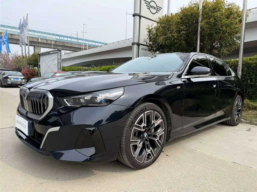 BMW 5 Series 2025 — фото 1