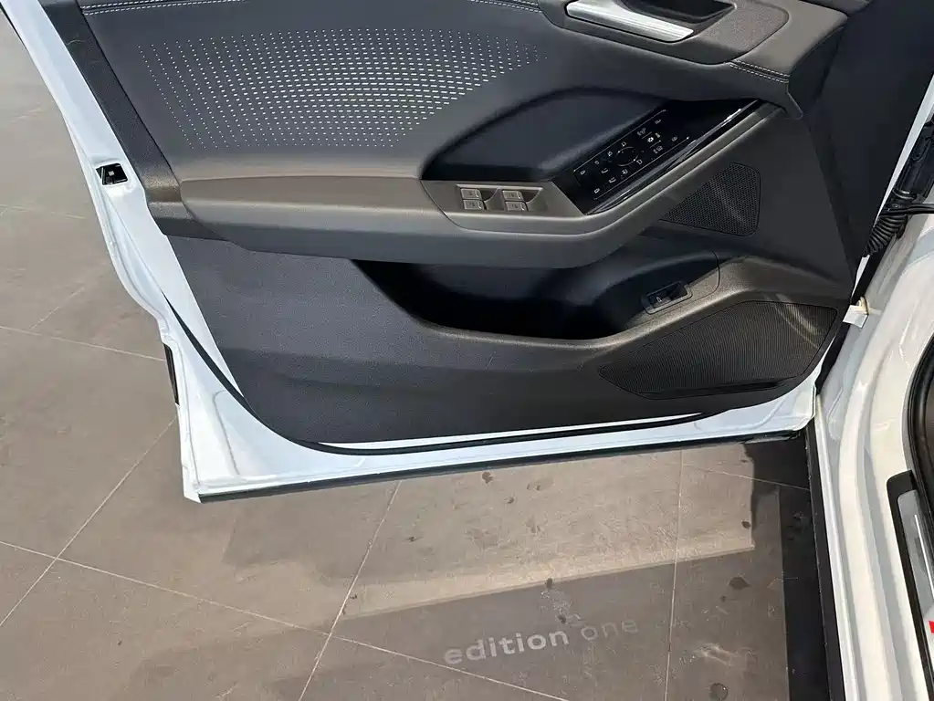 Audi Q6L e-tron 2025 — фото 10