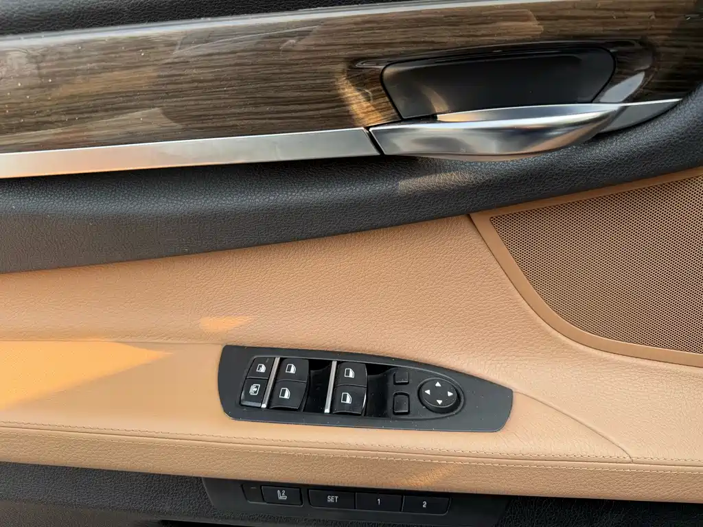 BMW 7 Series 2015 — фото 16