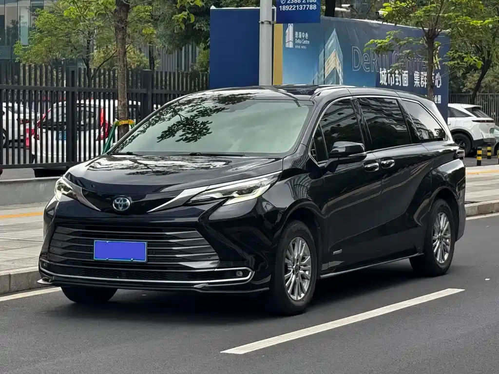 Toyota Sienna 2022 — фото 1
