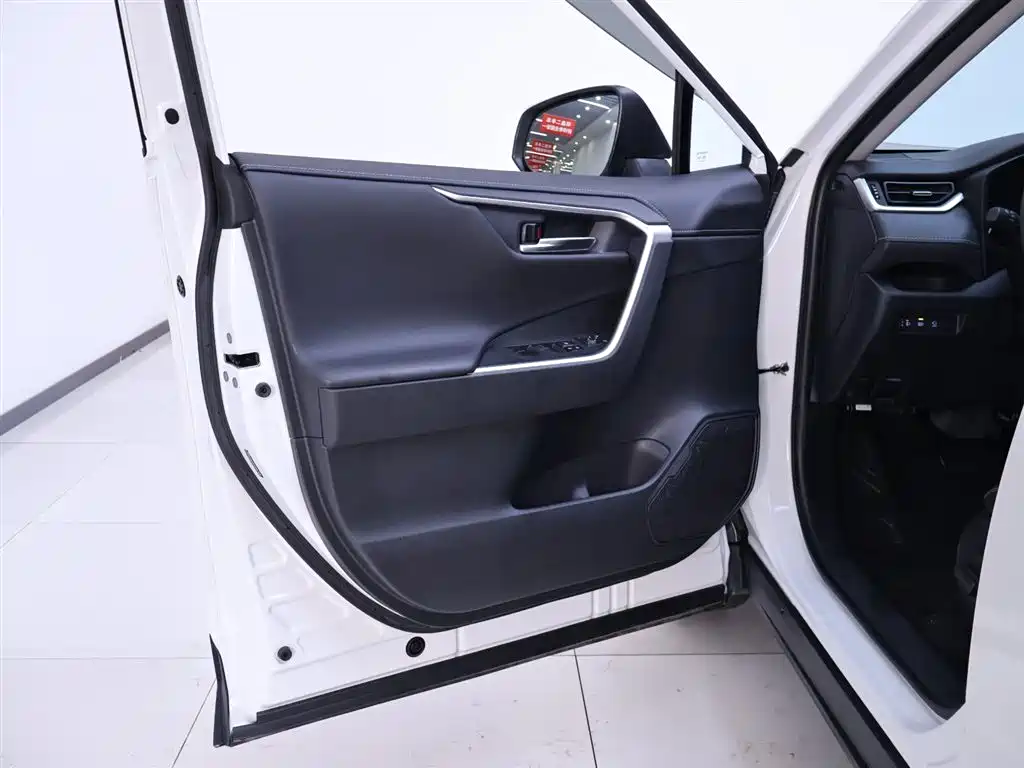 Toyota RAV4 2021 — фото 18