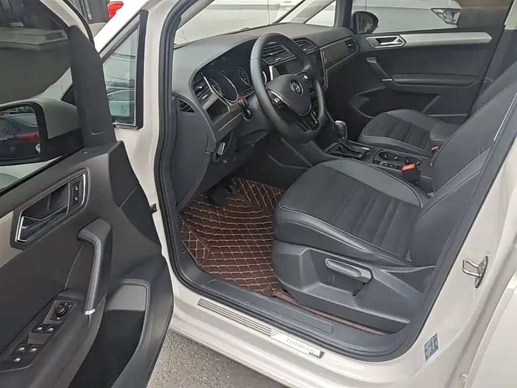 Volkswagen Touran 2017 — фото 16
