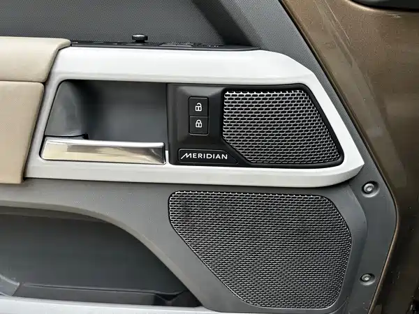 Land Rover Defender 2020