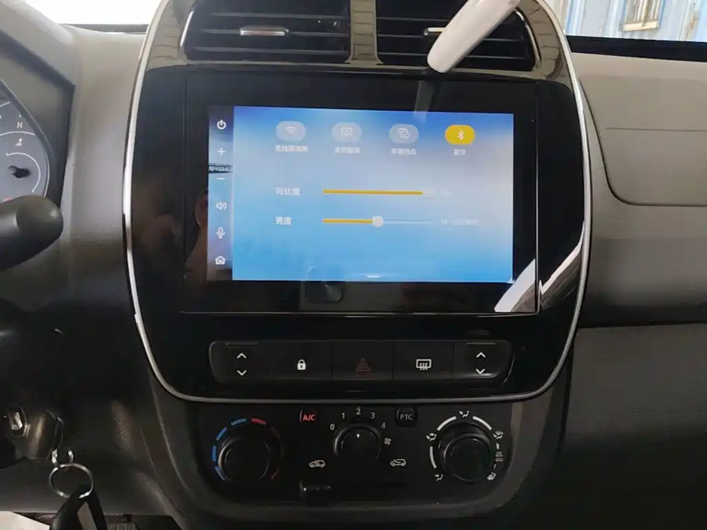 Renault Eno 2021 — фото 13