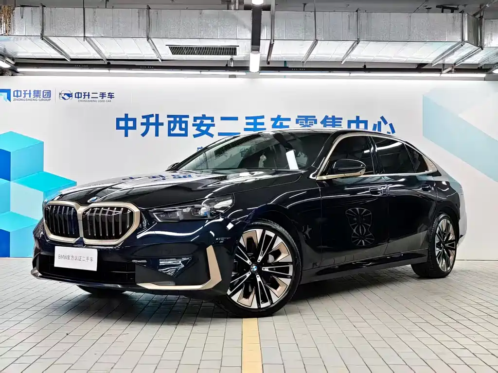 BMW 5 Series 2025 — фото 1