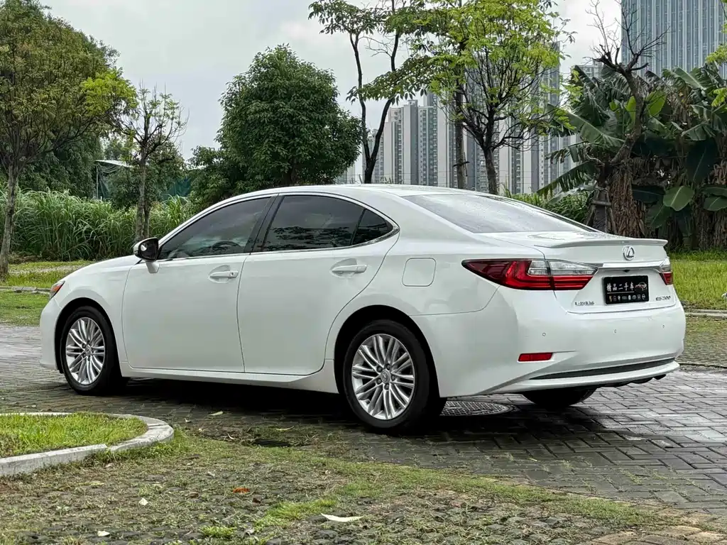 Lexus ES 2017 — фото 18