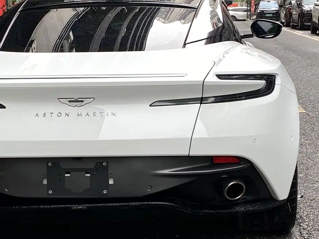 Aston Martin DB11 2022 — фото 6
