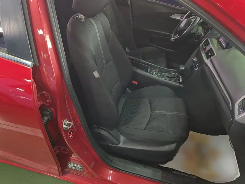 Mazda 3 Axela 2018 — фото 25