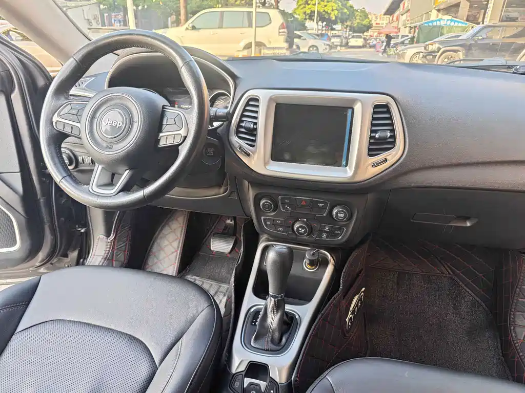 Jeep Compass 2018 — фото 7
