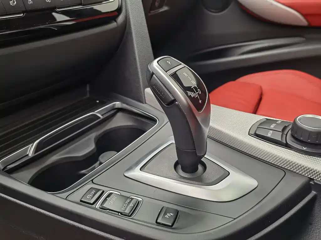 BMW 3 Series 2019 — фото 15