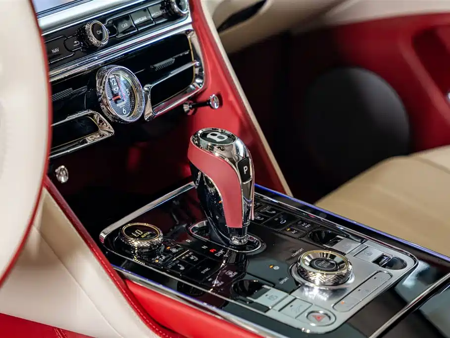 Bentley Flying Spur Plug-In Hybrid 2024 — фото 15