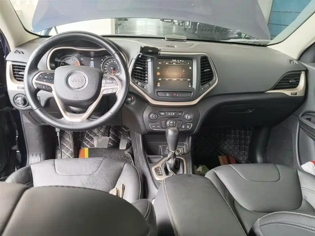 Jeep Cherokee 2018 — фото 10