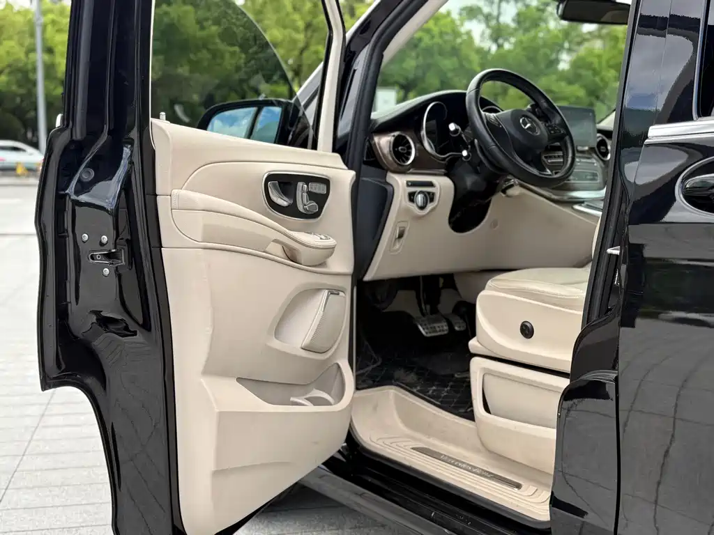 Mercedes-Benz V-Class 2022 — фото 38