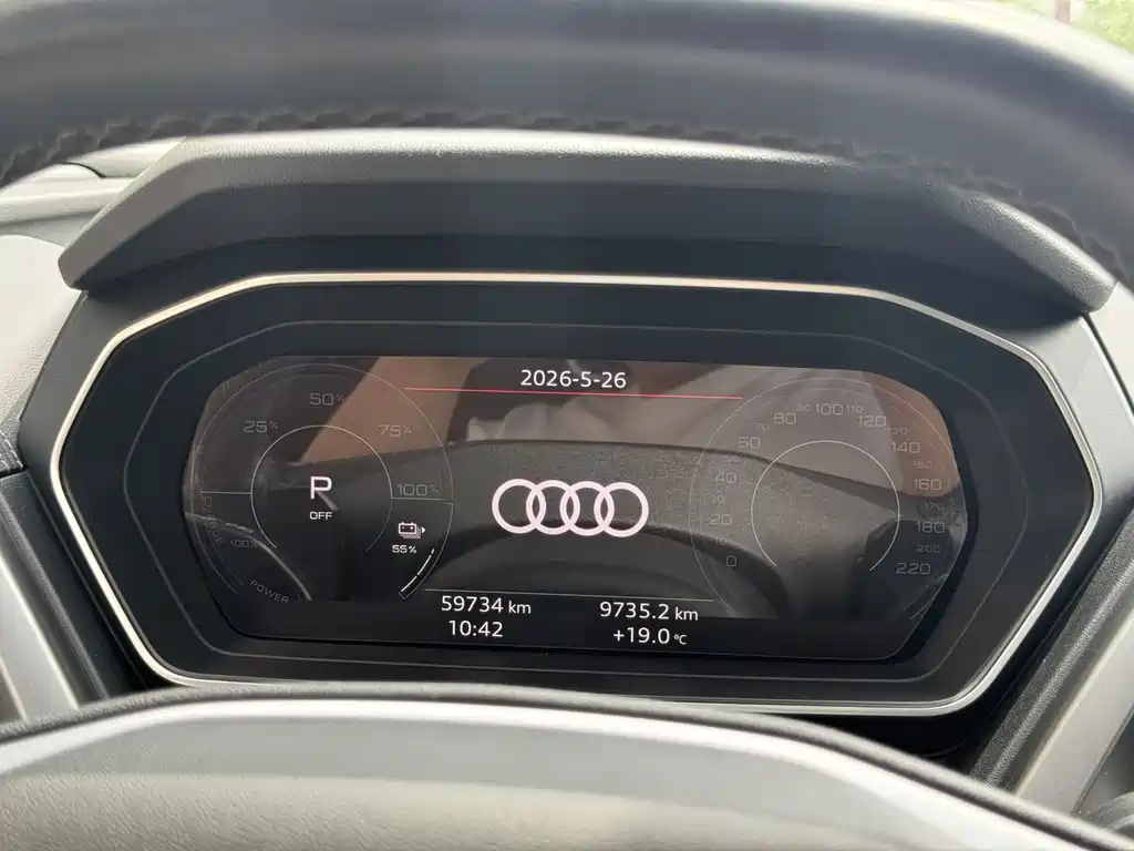 Audi Q4 e-tron 2023 — фото 13