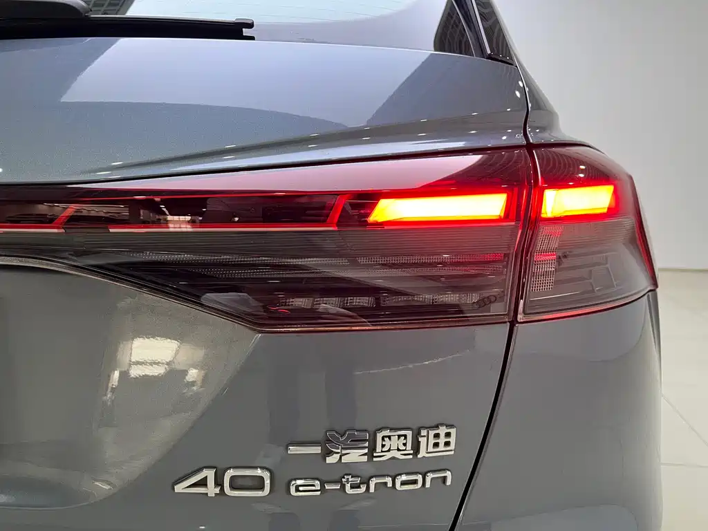 Audi Q4 e-tron 2025 — фото 16