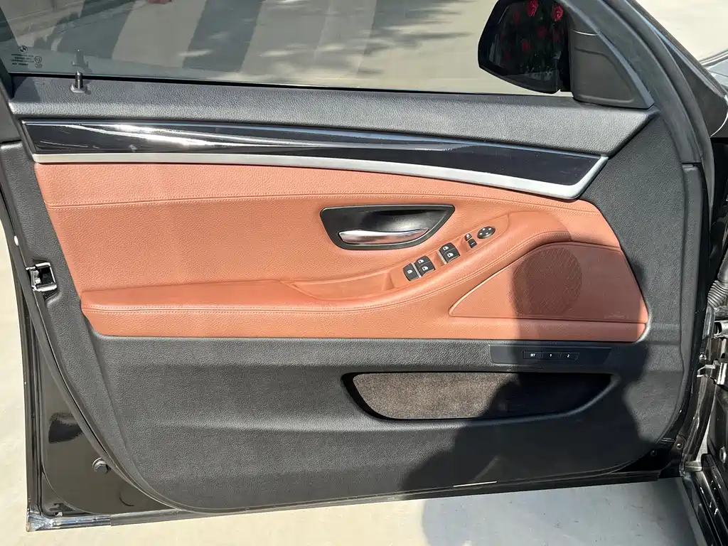 BMW 5 Series 2017 — фото 13