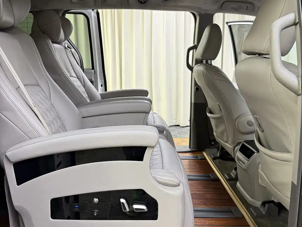 Toyota Sienna 2015 — фото 25