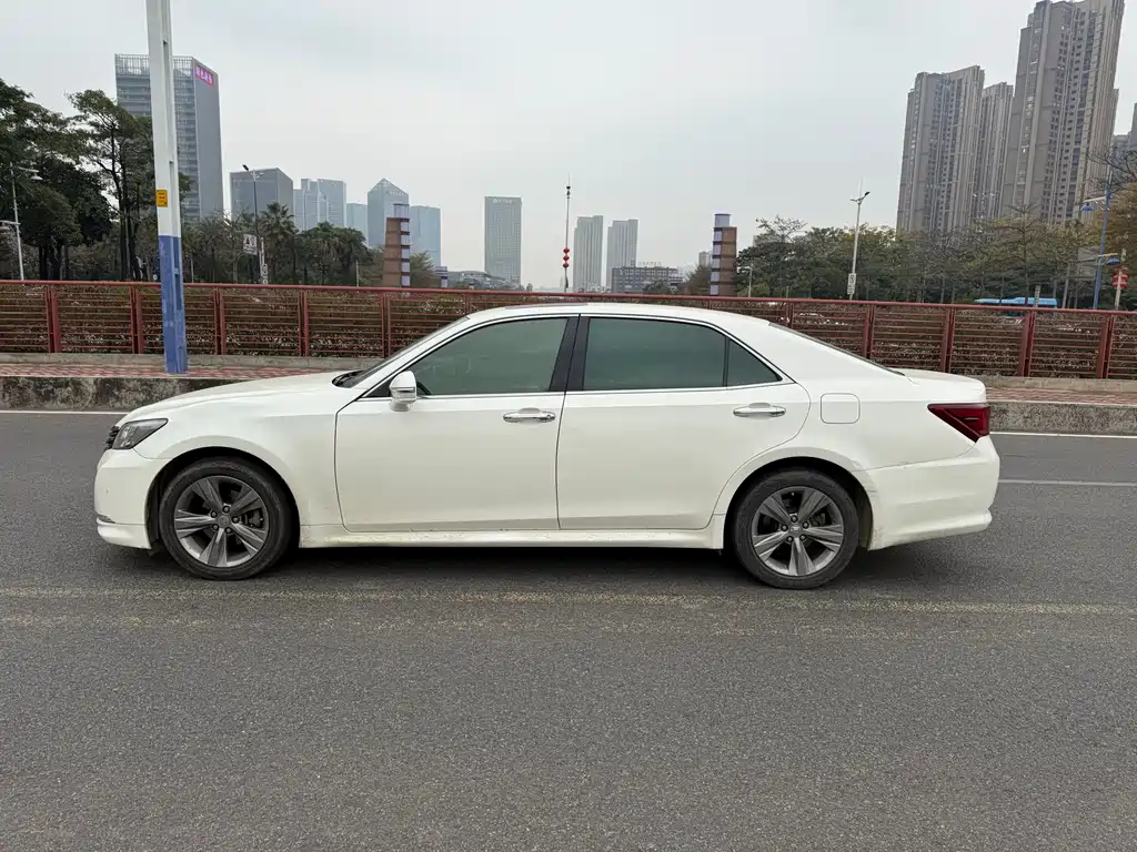Toyota Crown 2016 — фото 18
