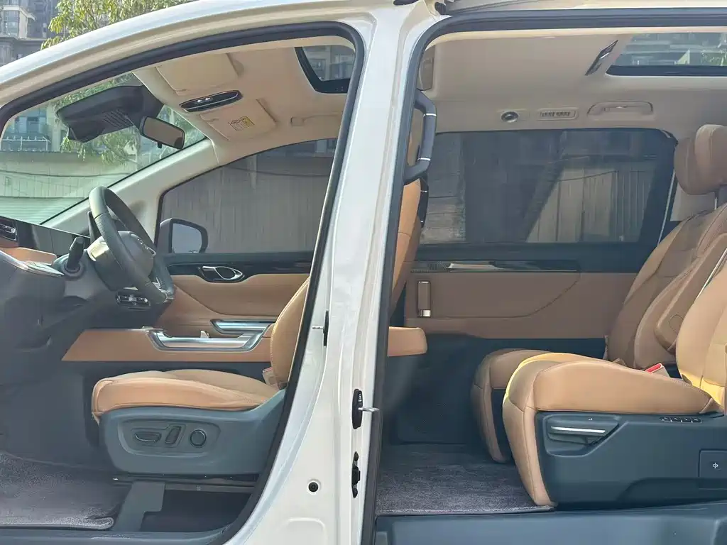 GAC Motor E8 PHEV 2025 — фото 17