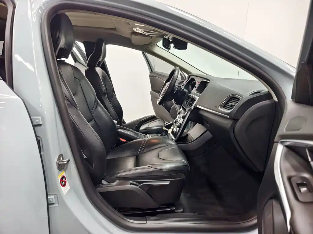 Volvo V40 2016 — фото 14