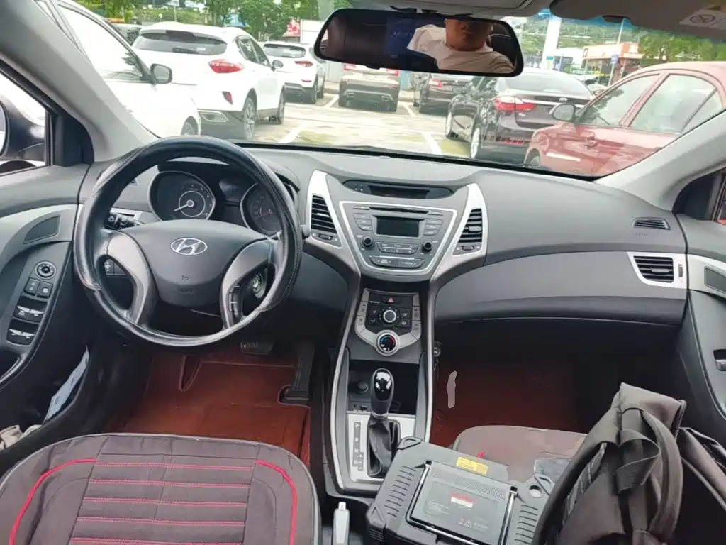 Hyundai Elantra 2018 — фото 10