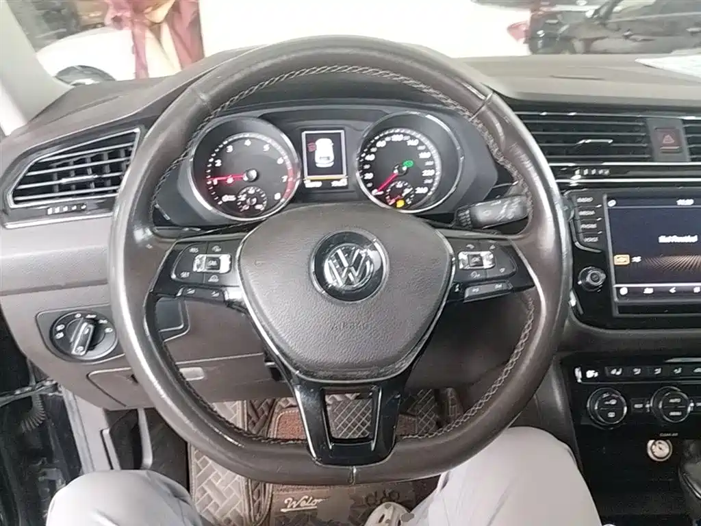 Volkswagen Tiguan L 2017 — фото 11