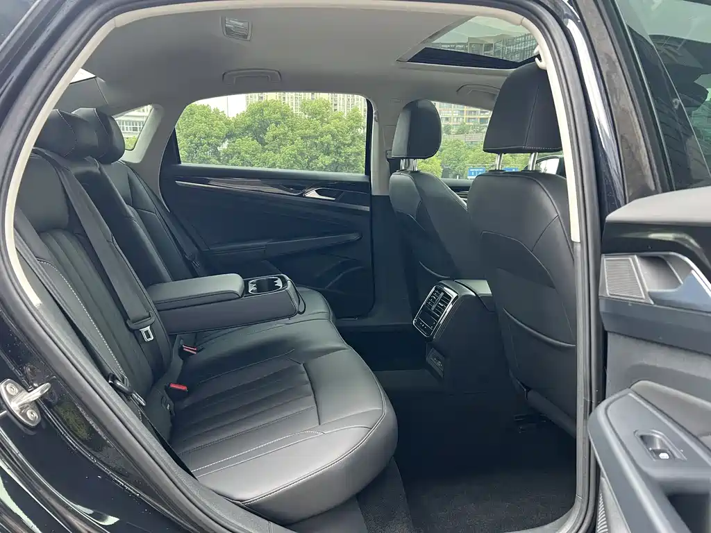 Volkswagen Passat PHEV 2023 — фото 13