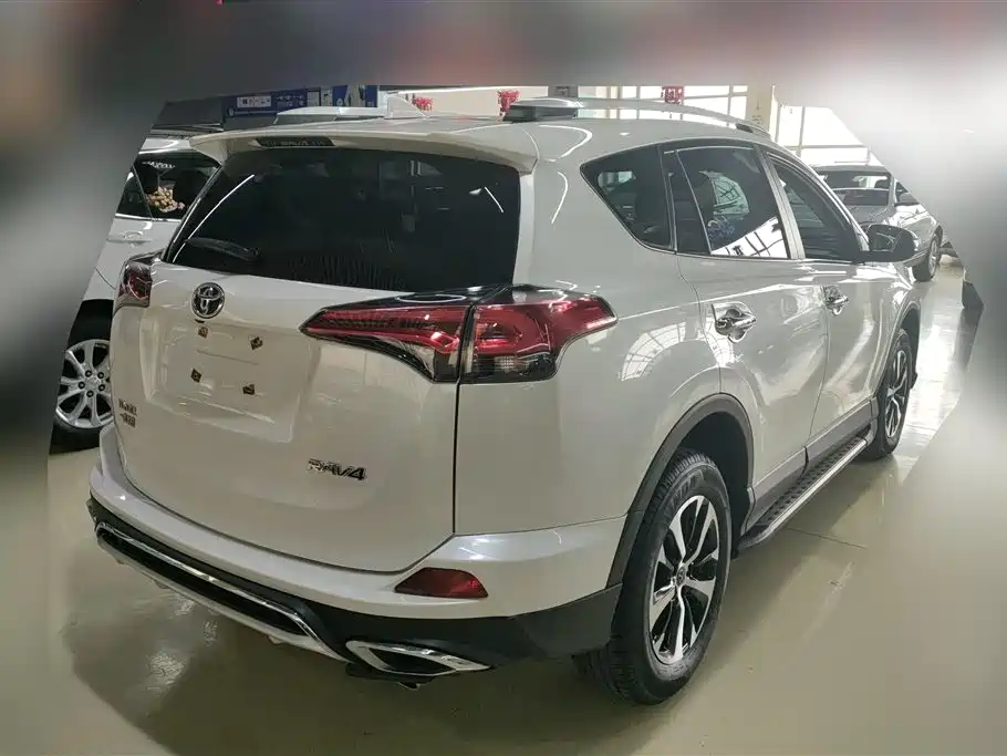 Toyota RAV4 2019 — фото 3