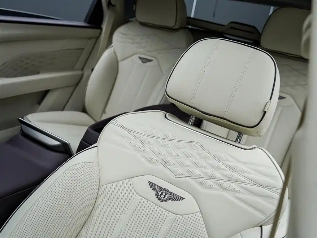 Bentley Bentayga 2025 — фото 15