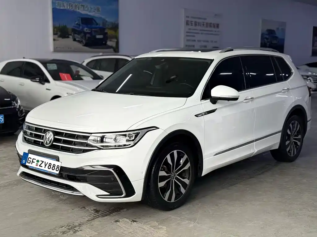 Volkswagen Tiguan L 2023 — фото 1