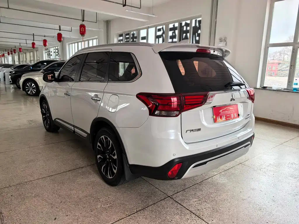 Mitsubishi Outlander 2019 — фото 4