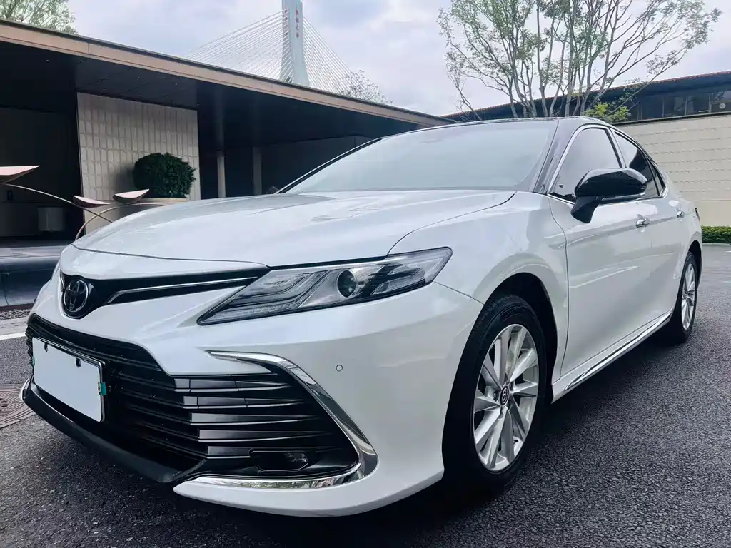 Toyota Camry 2023 — фото 1