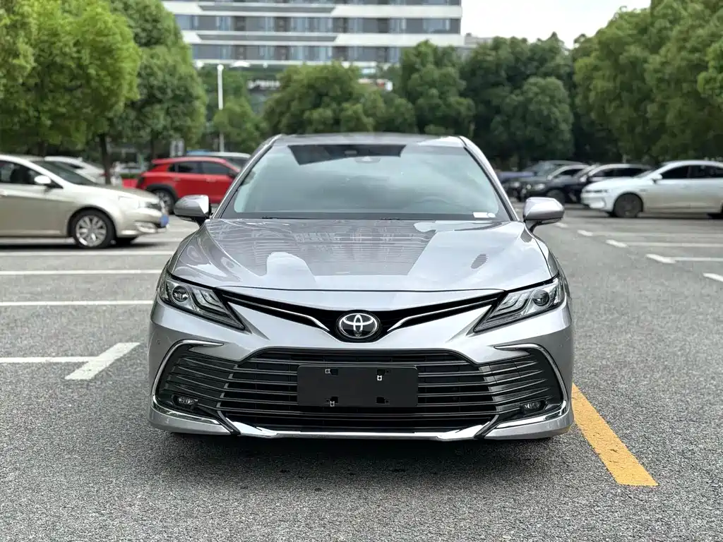 Toyota Camry 2023 — фото 2