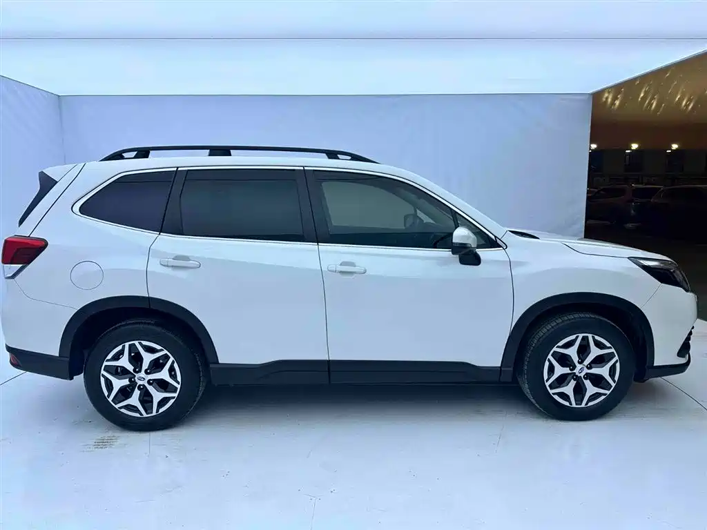 Subaru Forester 2023 — фото 9