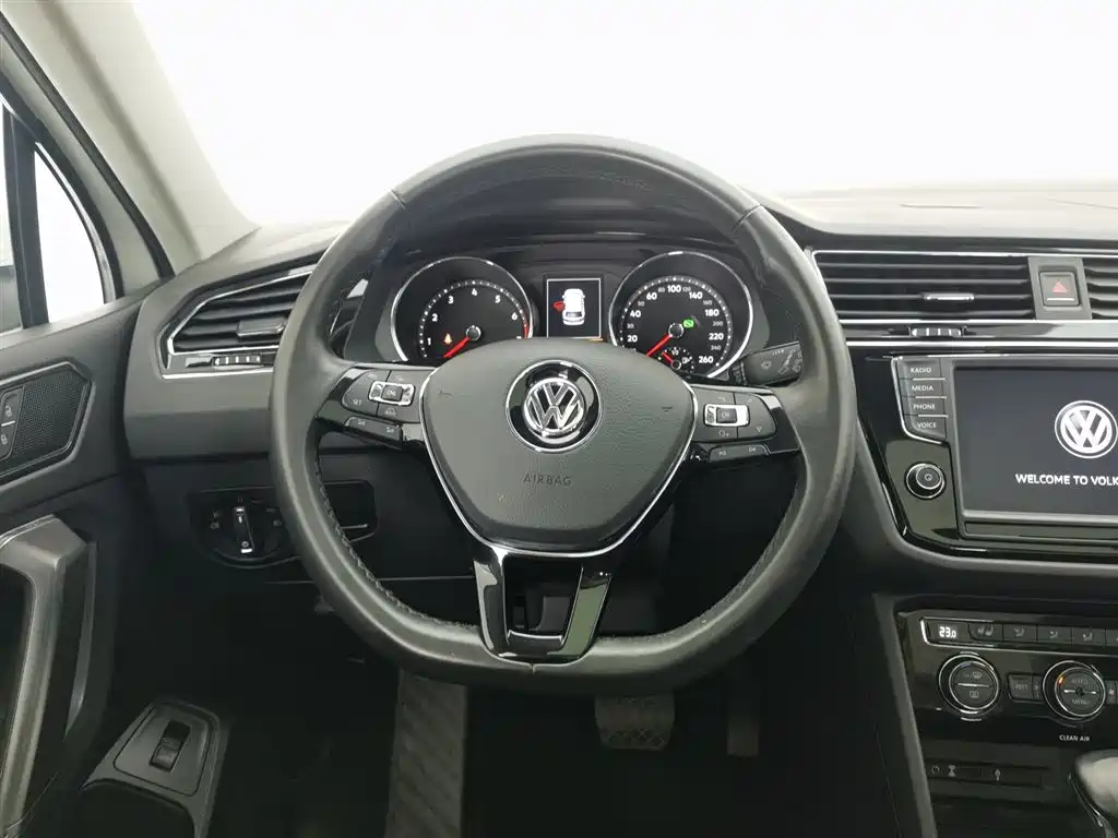 Volkswagen Tiguan L 2018 — фото 11