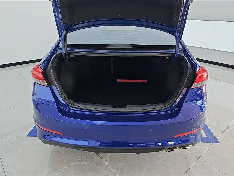 Hyundai Elantra 2020 — фото 4